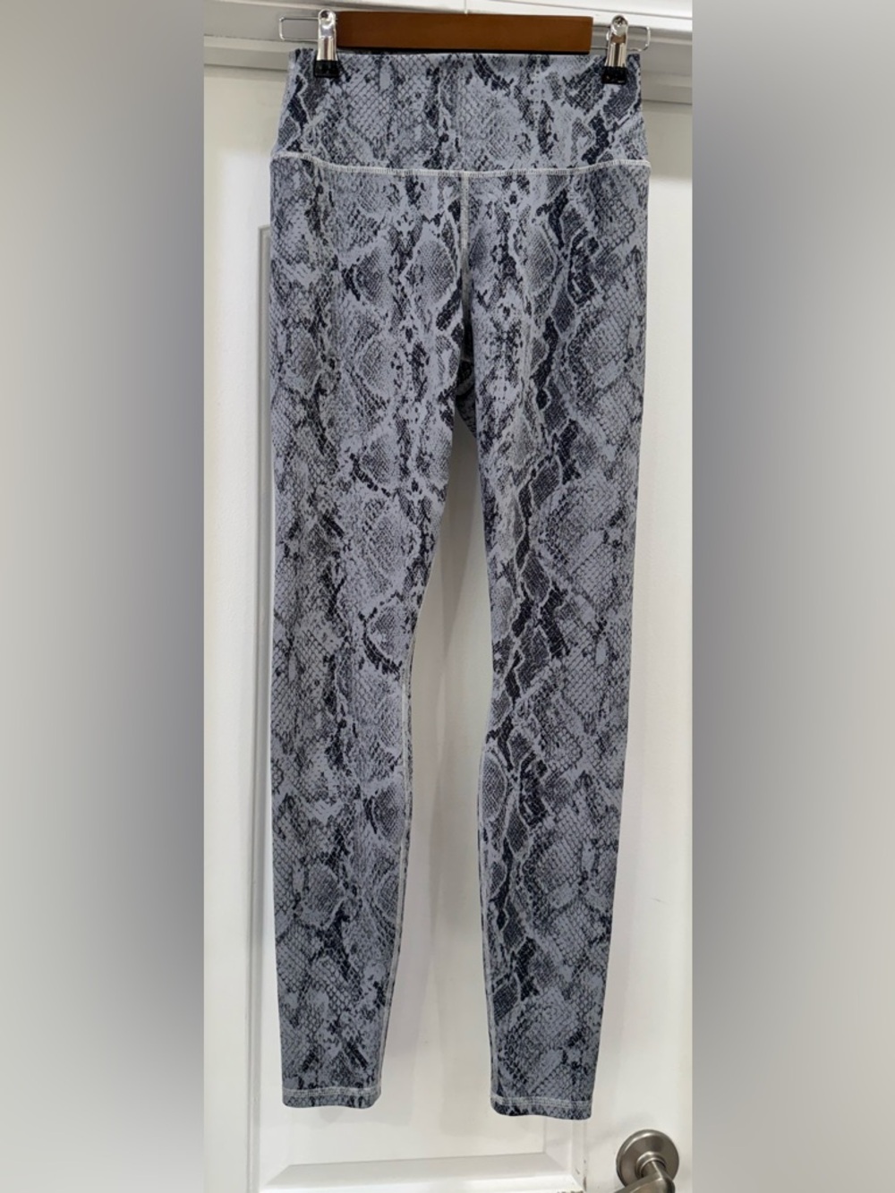 ALO Yoga Snakeskin Active Leggings Size Medium